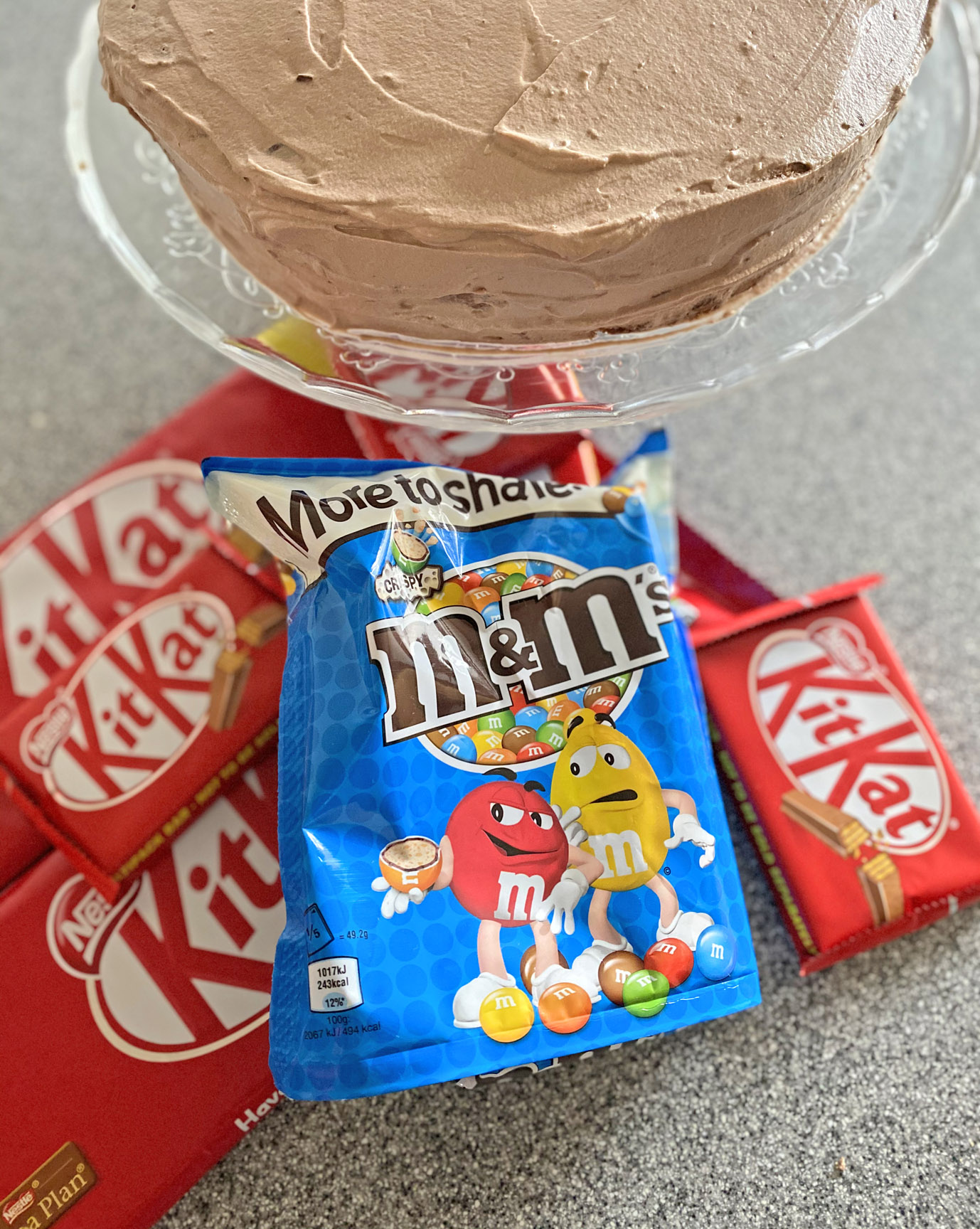 tort czekoladowy M&M's i KitKat by FASHION ART MEDIA